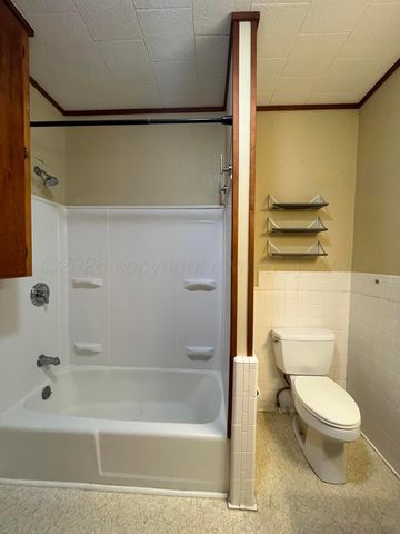 300 NE Avenue E, Childress, TX 79201