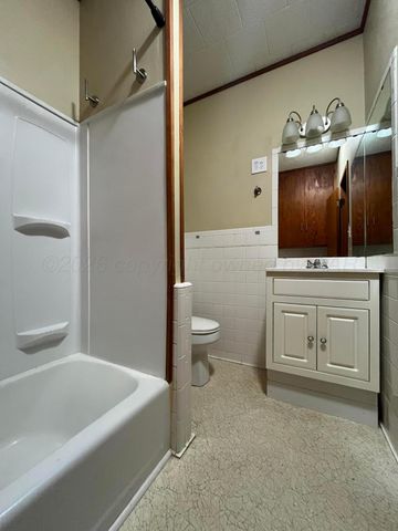 300 NE Avenue E, Childress, TX 79201