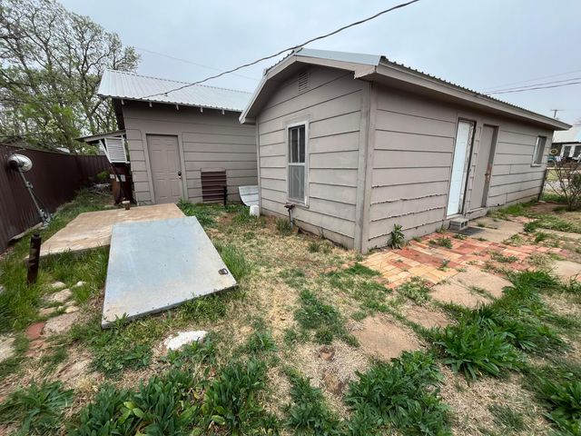 300 NE Avenue E, Childress, TX 79201