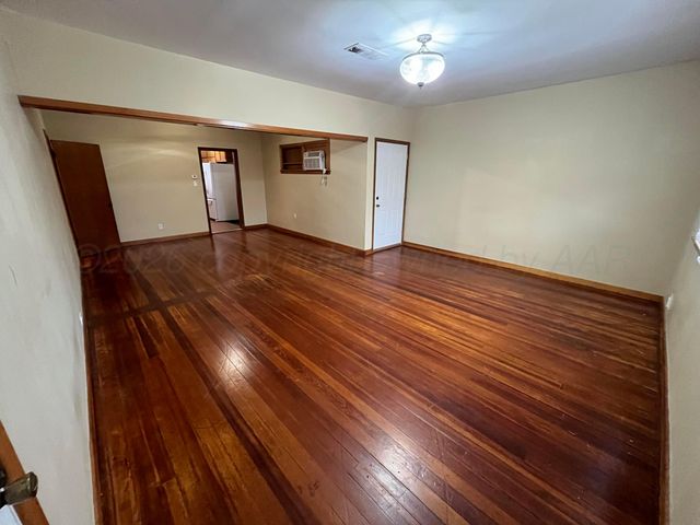 300 NE Avenue E, Childress, TX 79201