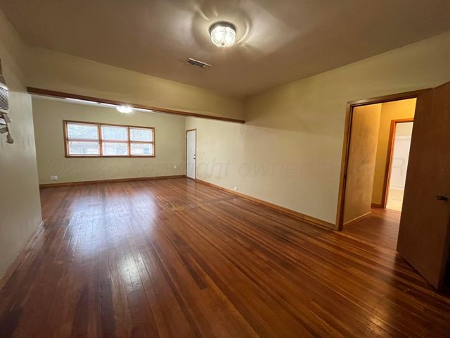 300 NE Avenue E, Childress, TX 79201