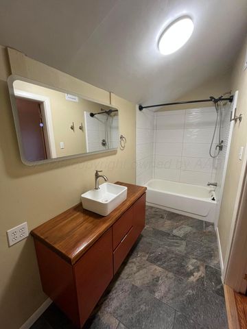 300 NE Avenue E, Childress, TX 79201