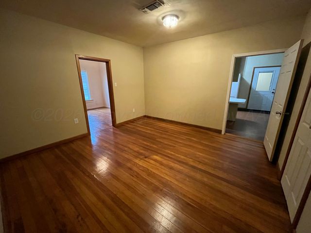 300 NE Avenue E, Childress, TX 79201