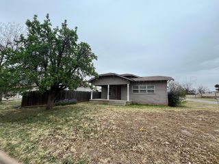 300 NE Avenue E, Childress, TX 79201