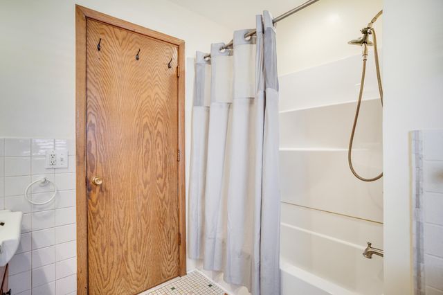 2722 Vale Crest Road, Crystal, MN 55422