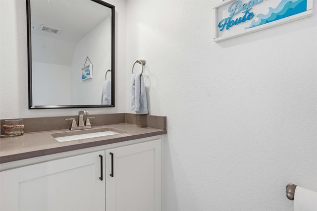 512 Palmer DR, Lago Vista, TX 78645