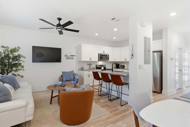 512 Palmer DR, Lago Vista, TX 78645