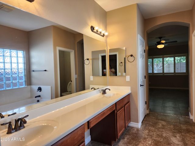 2736 E SOURWOOD Drive, Gilbert, AZ 85298