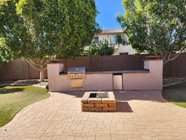 2736 E SOURWOOD Drive, Gilbert, AZ 85298