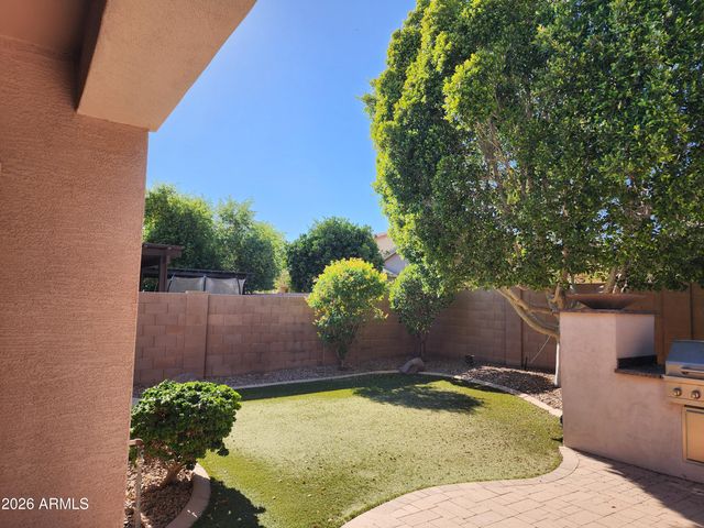 2736 E SOURWOOD Drive, Gilbert, AZ 85298
