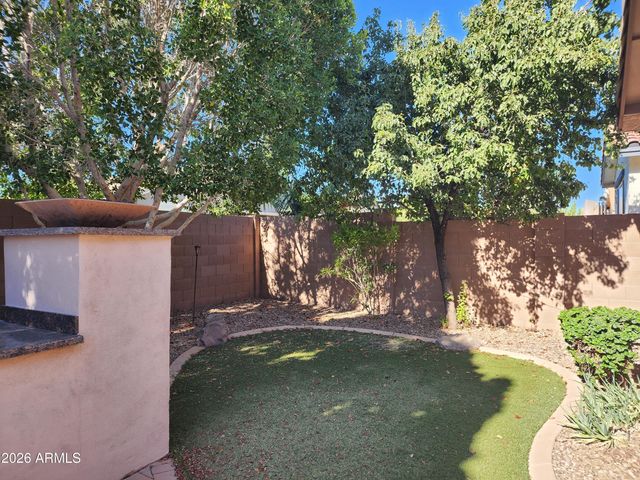 2736 E SOURWOOD Drive, Gilbert, AZ 85298