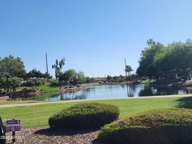 2736 E SOURWOOD Drive, Gilbert, AZ 85298