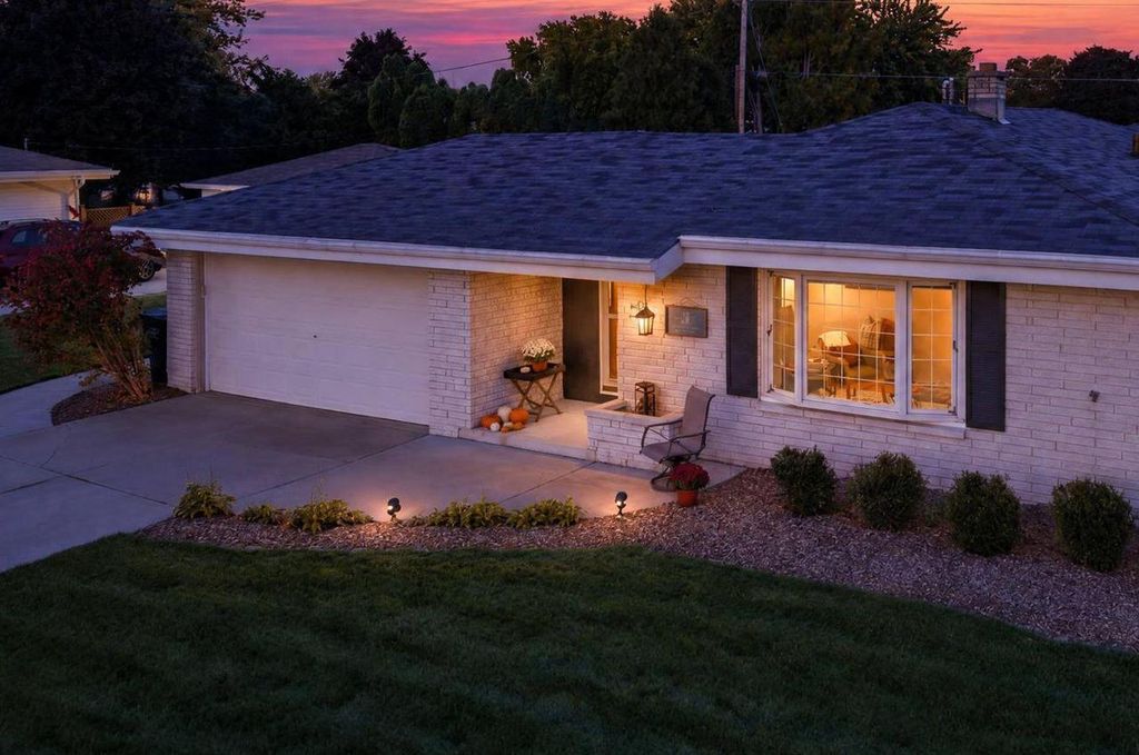 W244N6546 Westchester DRIVE, Sussex, WI 53089
