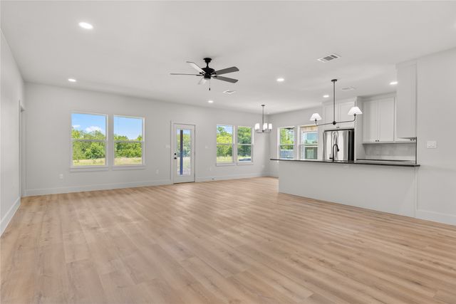 98 Arthur Avenue, Mcgregor, TX 76657