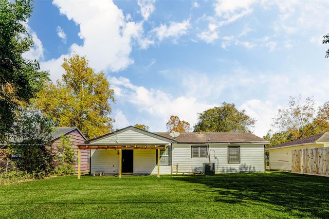 5622 Woodgreen Street, Houston, TX 77033