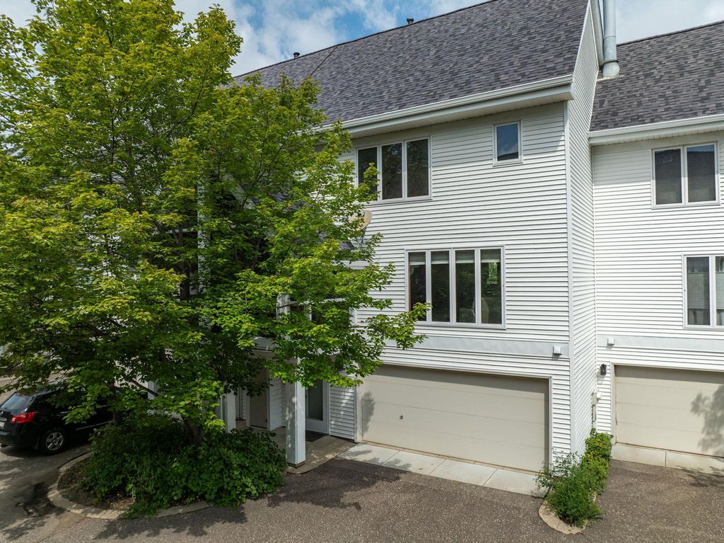 921 / 923 Dartmouth Place SE, Minneapolis, MN 55414 — photo 2