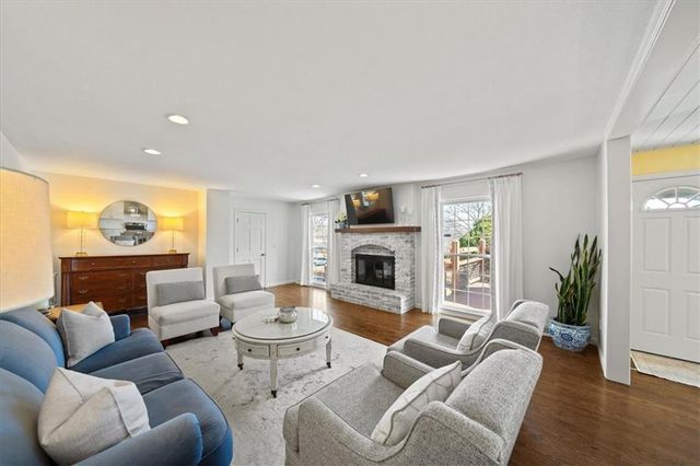 9101 ENGLAND Street, Overland Park, KS 66212