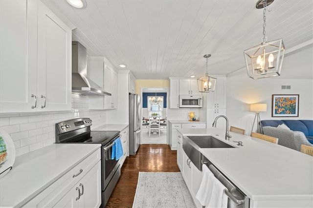 9101 ENGLAND Street, Overland Park, KS 66212