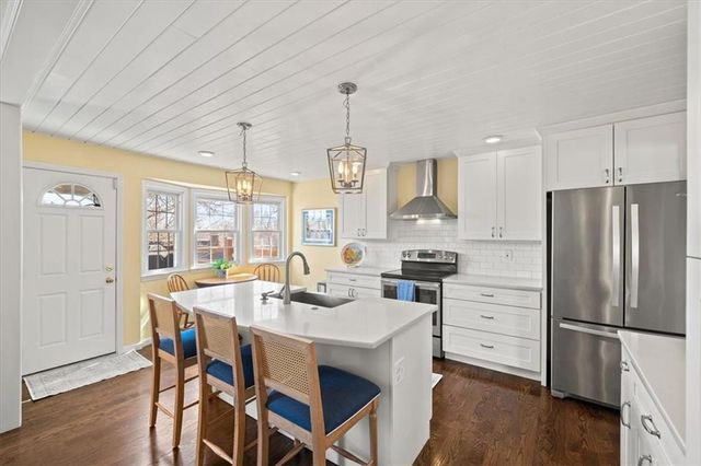 9101 ENGLAND Street, Overland Park, KS 66212