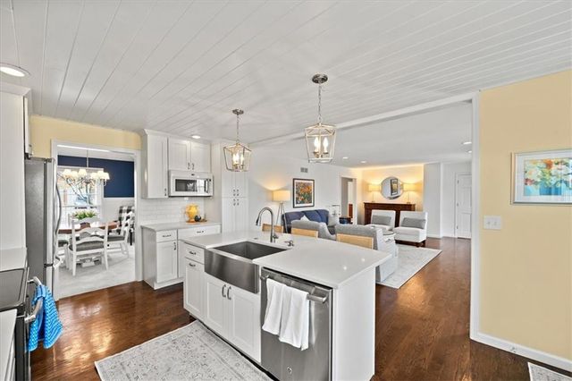 9101 ENGLAND Street, Overland Park, KS 66212