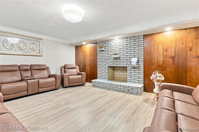 32029 Desmond Drive, Warren, MI 48093