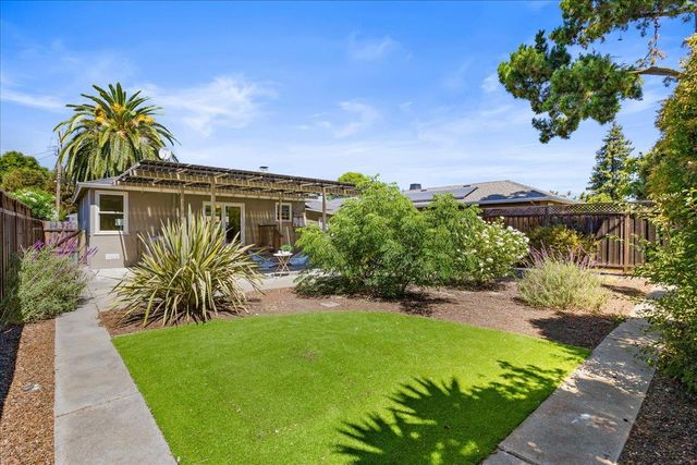 820 Eighth Avenue, Redwood City, CA 94063