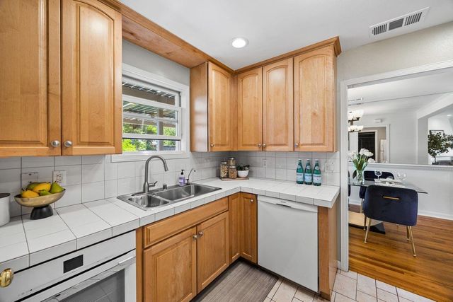 820 Eighth Avenue, Redwood City, CA 94063
