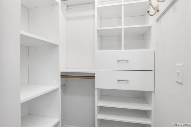 1755 E George Avenue, Hazel Park, MI 48030