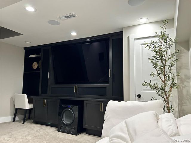 1755 E George Avenue, Hazel Park, MI 48030