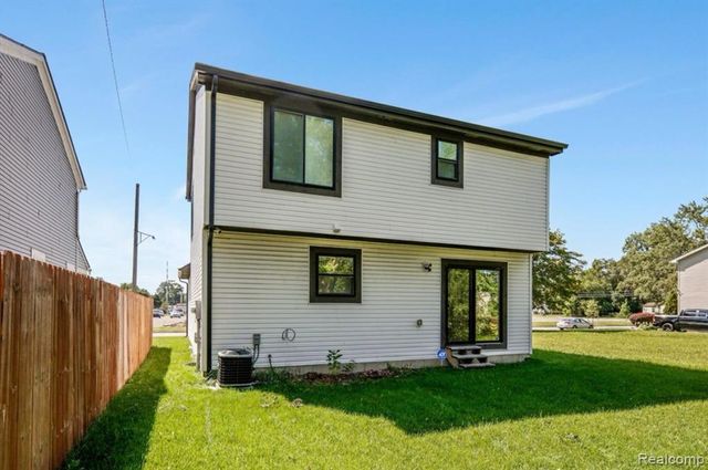 1755 E George Avenue, Hazel Park, MI 48030