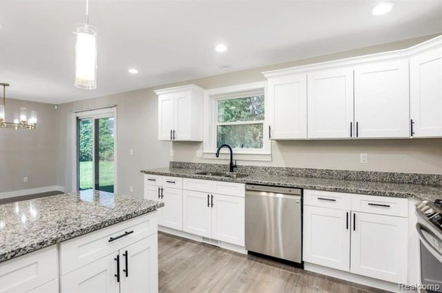 1755 E George Avenue, Hazel Park, MI 48030