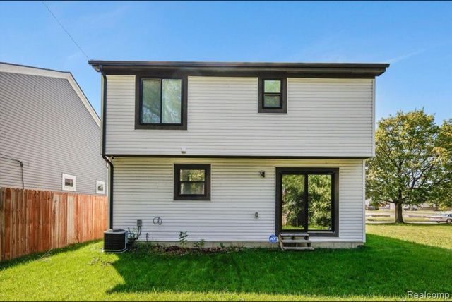 1755 E George Avenue, Hazel Park, MI 48030