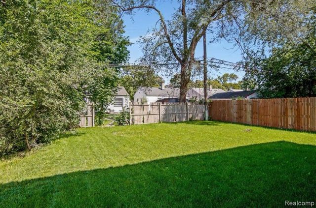 1755 E George Avenue, Hazel Park, MI 48030