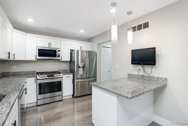 1755 E George Avenue, Hazel Park, MI 48030