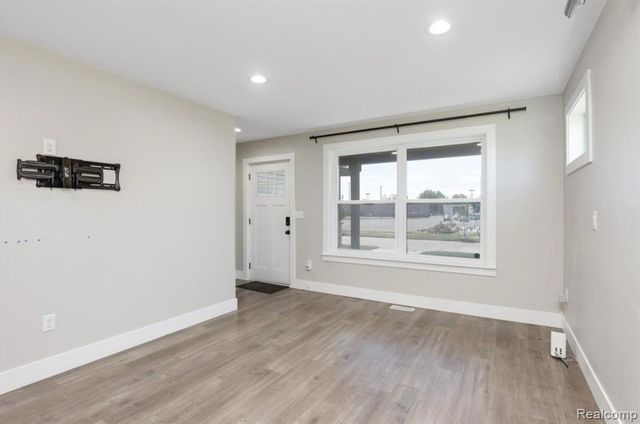 1755 E George Avenue, Hazel Park, MI 48030