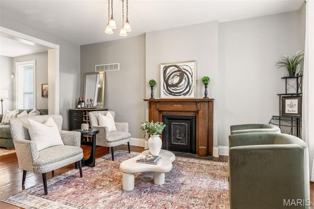 909 Victor Street, St Louis, MO 63104