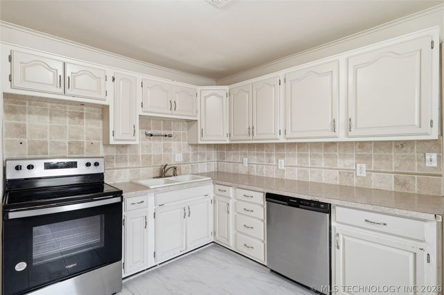 611 S Maryland Avenue, Claremore, OK 74017