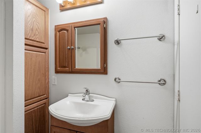 611 S Maryland Avenue, Claremore, OK 74017
