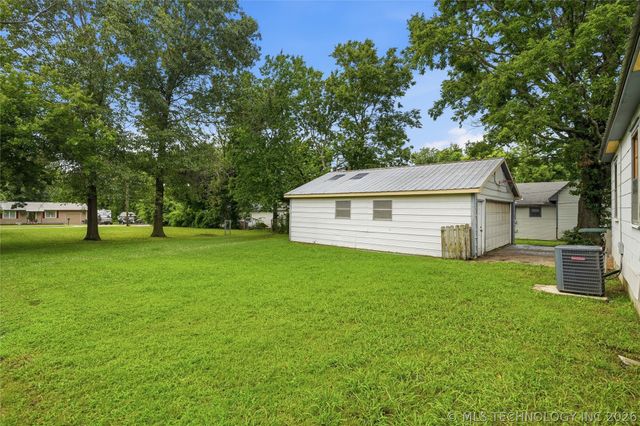 611 S Maryland Avenue, Claremore, OK 74017