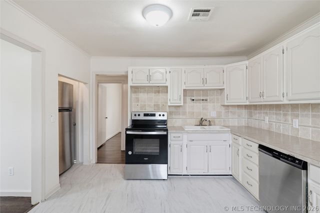 611 S Maryland Avenue, Claremore, OK 74017