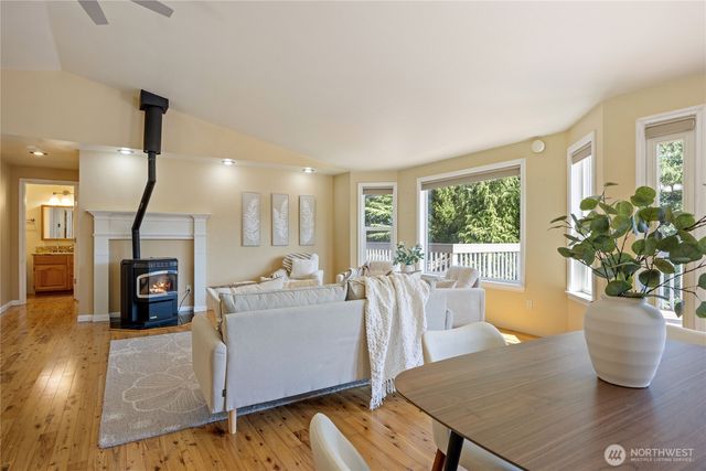 261 E Rainier Court, Allyn, WA 98524