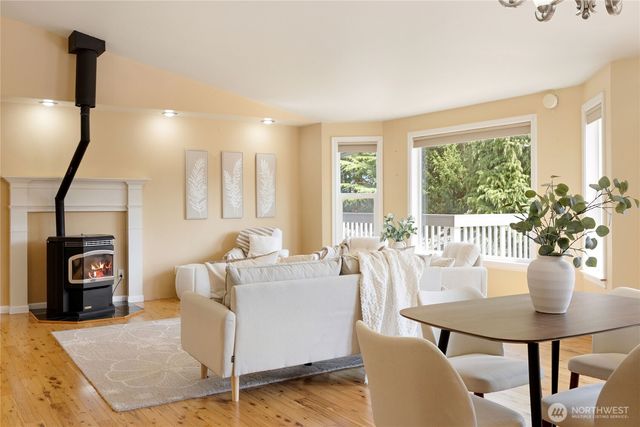 261 E Rainier Court, Allyn, WA 98524