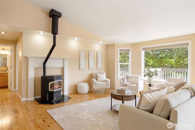 261 E Rainier Court, Allyn, WA 98524