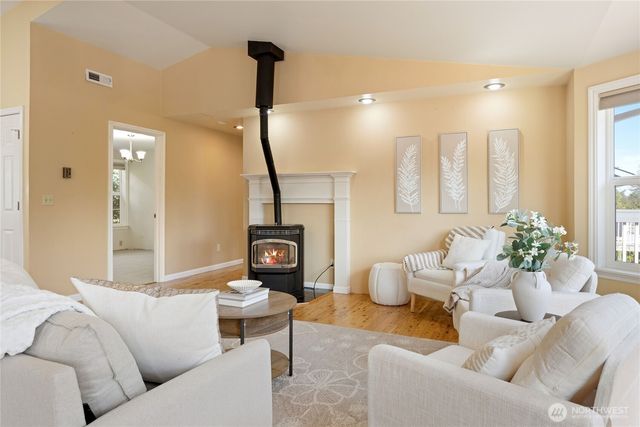 261 E Rainier Court, Allyn, WA 98524