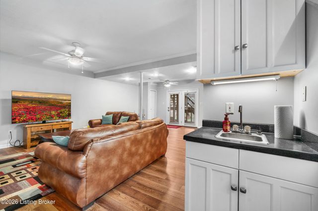 11007 Kestrel Ct, Louisville, KY 40241