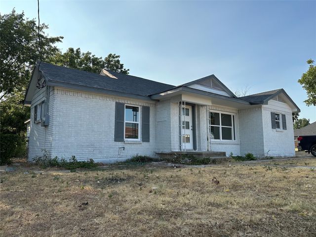 909 Jerry Mashek Drive, West, TX 76691