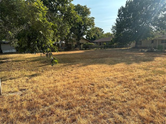 909 Jerry Mashek Drive, West, TX 76691