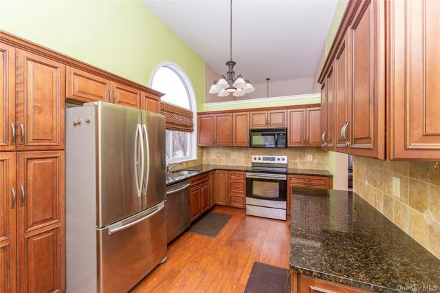 13 Cushing Green S, Pawling, NY 12564