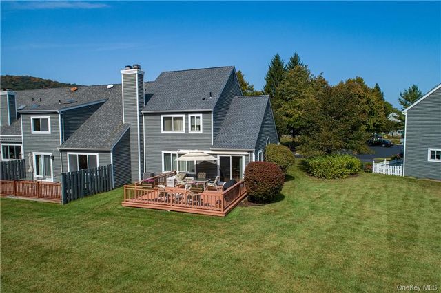 13 Cushing Green S, Pawling, NY 12564