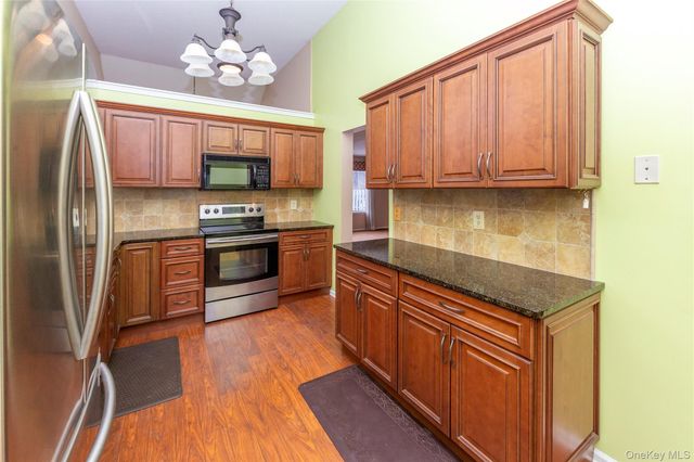 13 Cushing Green S, Pawling, NY 12564